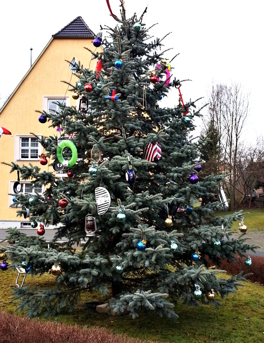 Der vom HKV geschmückte Weihnachtsbaum vor dem Gemeindeamt Mittelherwigsdorf