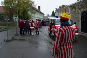 Der Umzug formiert sich unter professioneller Anleitung.