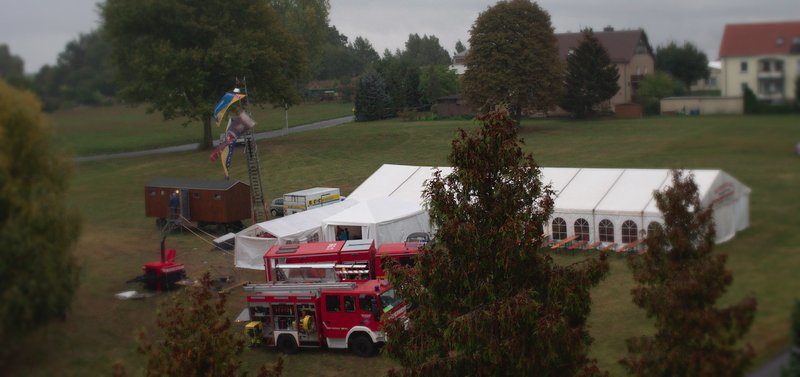 Herbstlicher Blick vom Mittelherwigsdorfer Kirchturm auf die Festwiese